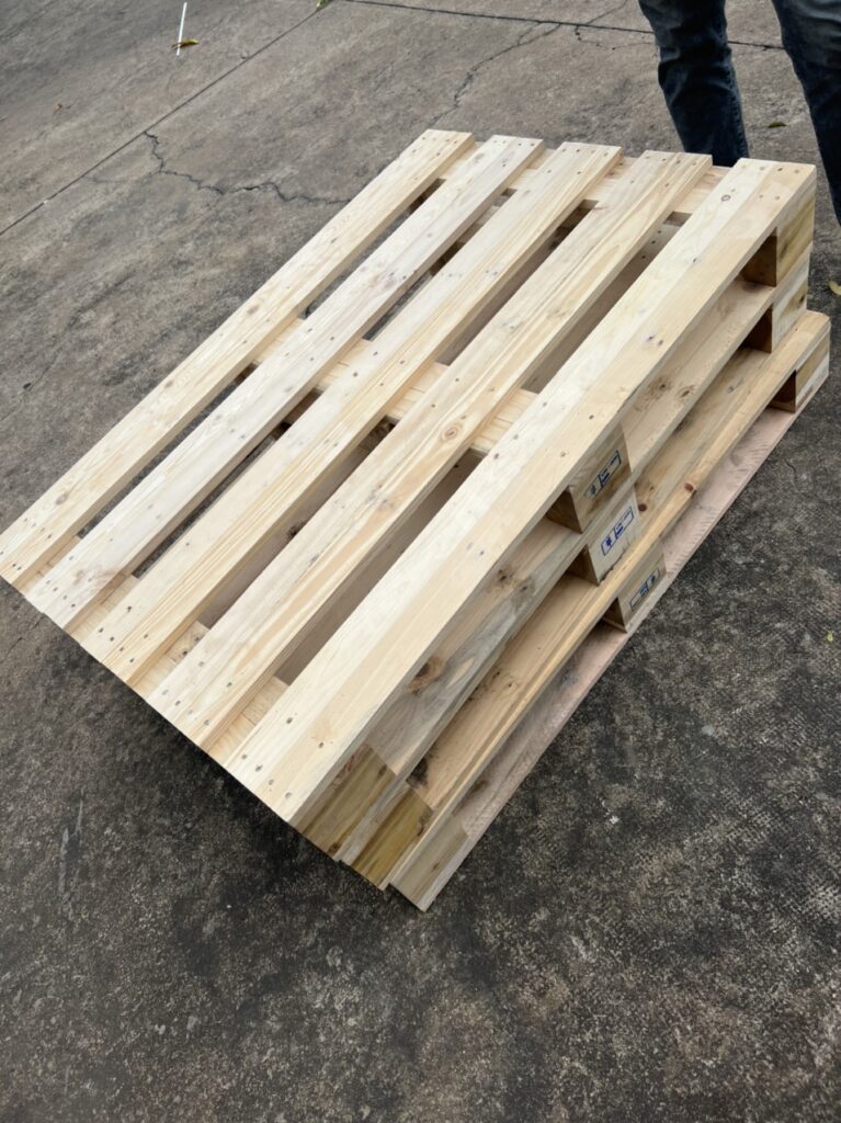 Pallet gỗ thông